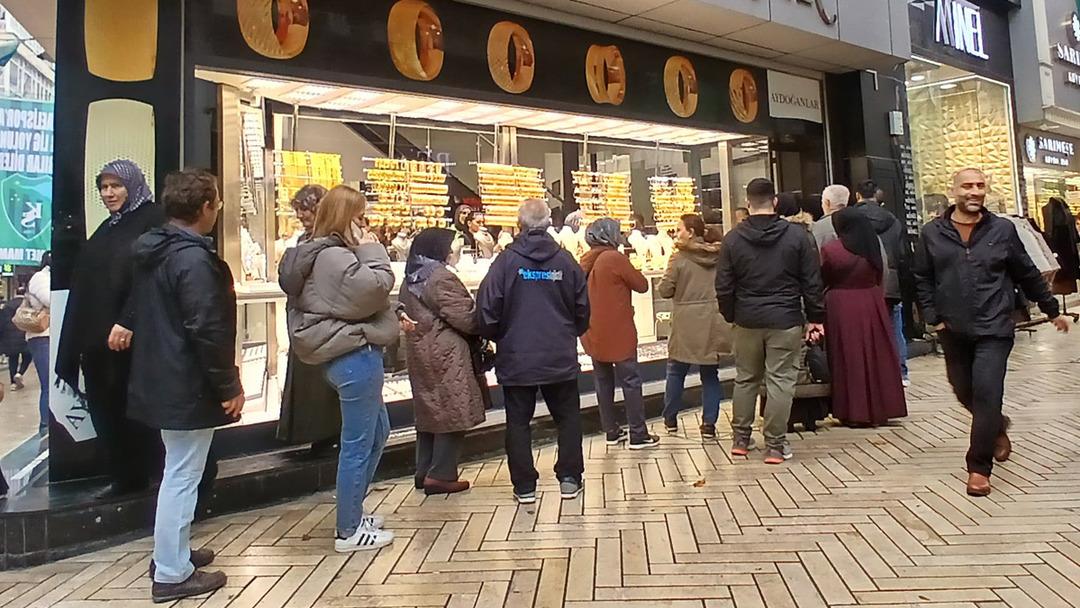 Kuyumcularda altın kalmadı resmen kuyruk oluştu! Satışlar durdu: Uzmanlar ikiye ayrıldı  Sonu gelebilir  8