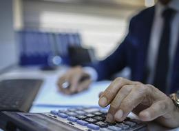 AK Parti Meclis'e sundu: 2026 vergiler ile geliyor! Uzman isim asgari ücret için 'Kehanet olmaz' deyip rakam açıkladı