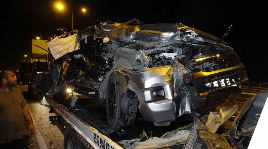 Antalya’da kamyonla çarpışan pikap hurdaya döndü: 1 yaralı