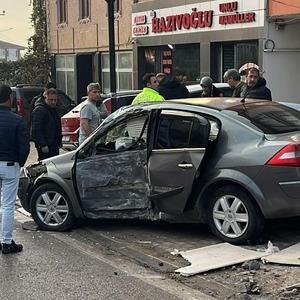 Beton direğe çarpan otomobil sürücüsü yaralandı