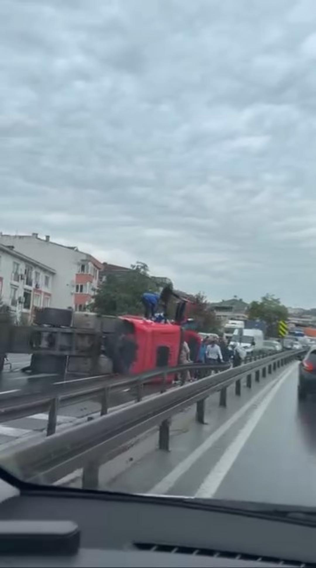 Büyükçekmece D-100 Karayolu nda TIR devrildi, yol trafiğe kapatıldı 1