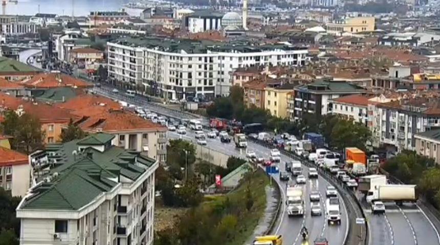Büyükçekmece D-100 Karayolu'nda TIR devrildi, yol trafiğe kapatıldı