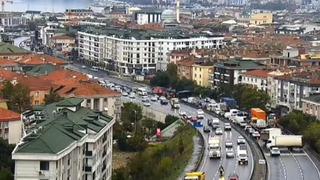 Büyükçekmece D-100 Karayolu'nda TIR devrildi, yol trafiğe kapatıldı
