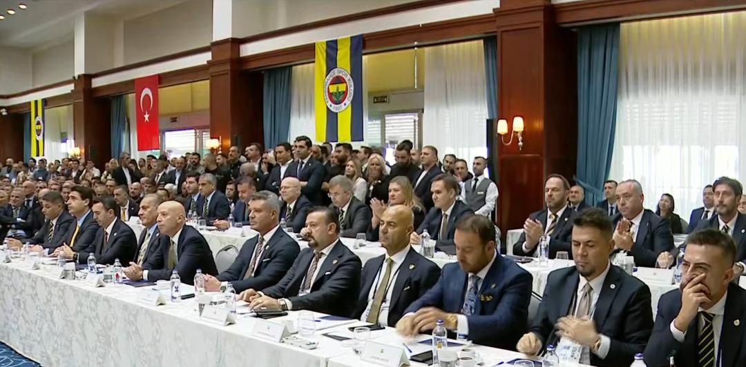 Divan Kurulu nda Aziz Yıldırım kürsüye çıktı, ortalık karıştı! Ali Koç a olay sözler... "Yanlış yapıyorsun" 8