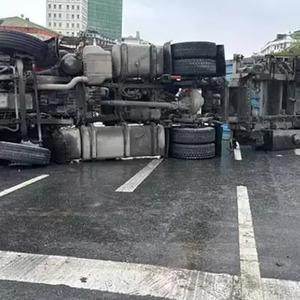 Büyükçekmece E-5’te devrilen tır nedeniyle yol kapandı