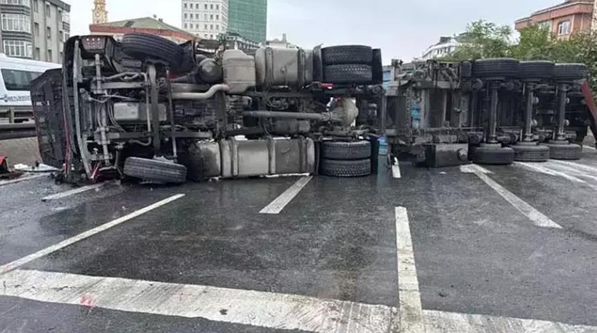 Büyükçekmece E-5’te devrilen tır nedeniyle yol kapandı
