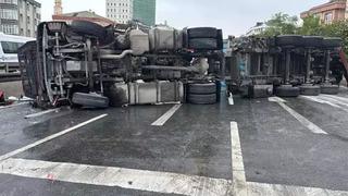 Büyükçekmece E-5’te devrilen tır nedeniyle yol kapandı