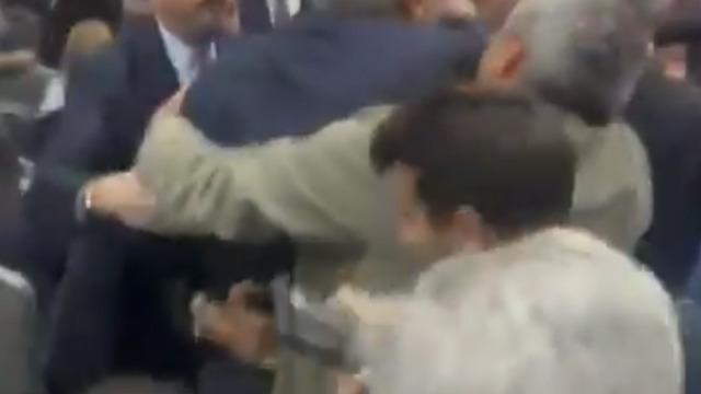 Fenerbahçe Divan Kurulu'nda kavga: Seni sokağa çıkartırsam şerefsizim!