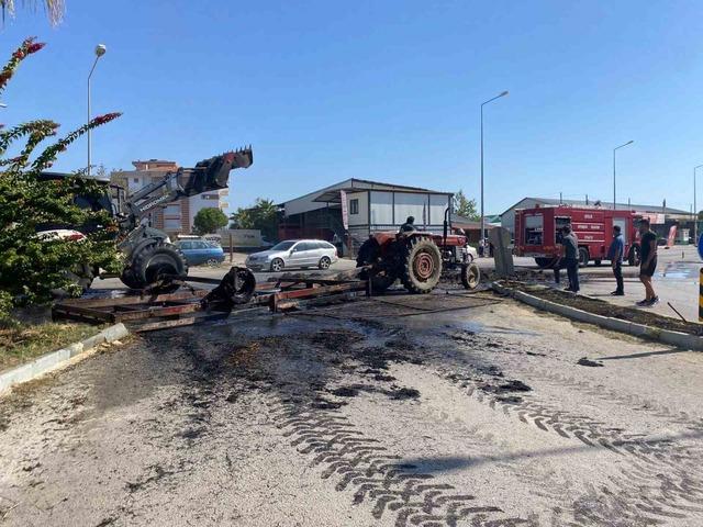 Antalya’da seyir halindeki traktörde saman balyaları alev alev yandı 2