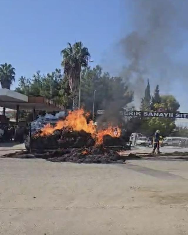 Antalya’da seyir halindeki traktörde saman balyaları alev alev yandı 3
