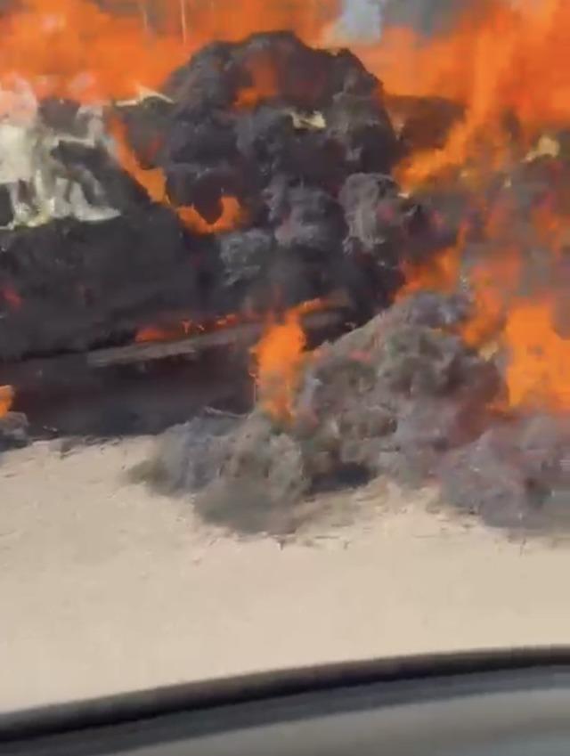 Antalya’da seyir halindeki traktörde saman balyaları alev alev yandı 4