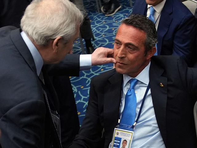 Fenerbahçe eski başkanları arasındaki diyalog dikkat çekti! Aziz Yıldırım Ali Koç'un yanağından makas aldı: "Beni unut"