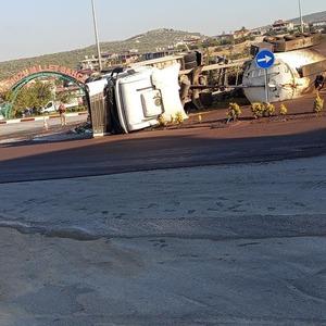 Altınözü’nde zeytin posası yüklü tanker devrildi