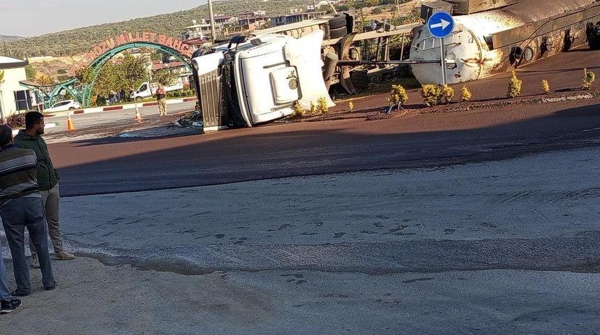Altınözü’nde zeytin posası yüklü tanker devrildi