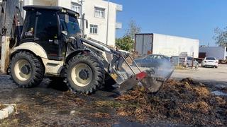 Antalya'da seyir halindeki traktörde bulunan saman balyaları yandı