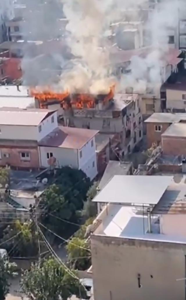 Adana’da 3 katlı ev yanarak kullanılamaz hale geldi 1