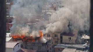 Adana’da 3 katlı ev yanarak kullanılamaz hale geldi