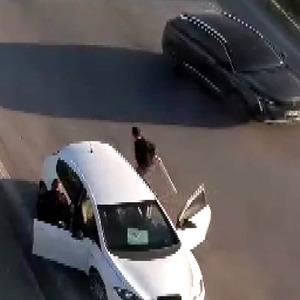 Kahramanmaraş'ta pes dedirten görüntüler! 'Dur' ihtarına uymadı, polise sopayla saldırdı
