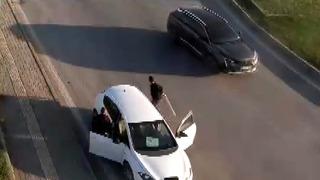 Kahramanmaraş'ta pes dedirten görüntüler! 'Dur' ihtarına uymadı, polise sopayla saldırdı