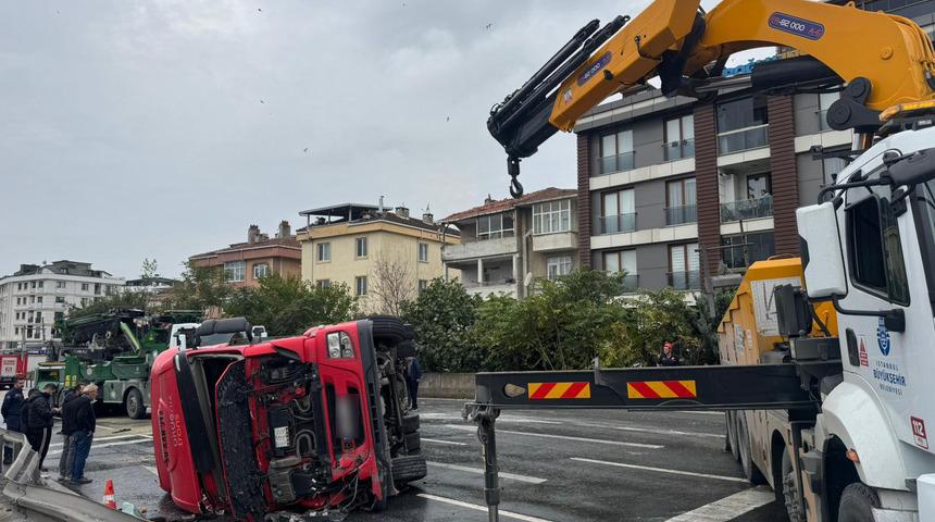 Devrilen tır nedeniyle kapanmıştı! Büyükçekmece'de D-100 kara yolu Edirne istikameti trafiğe açıldı