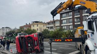 Devrilen tır nedeniyle kapanmıştı! Büyükçekmece'de D-100 kara yolu Edirne istikameti trafiğe açıldı