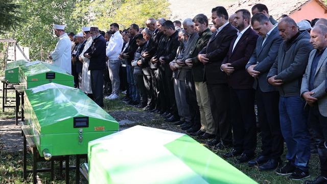 Pazardan mezara... Amasya'da 4 tabut yan yana defnedildi, 3'ü kardeş!