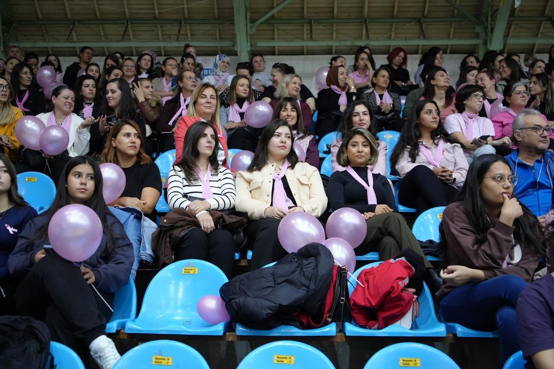 Pembe formalarla sahaya &ccedil;ıktılar: &ldquo;Spora ne kadar yakınsak, kansere o kadar uzağız" 2