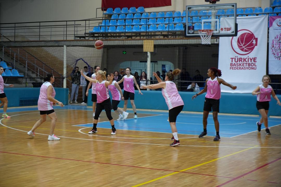 Pembe formalarla sahaya &ccedil;ıktılar: &ldquo;Spora ne kadar yakınsak, kansere o kadar uzağız" 4