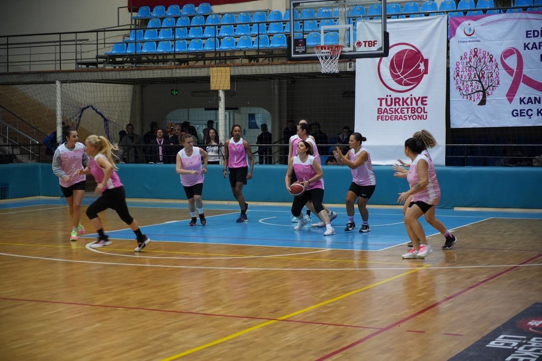 Pembe formalarla sahaya &ccedil;ıktılar: &ldquo;Spora ne kadar yakınsak, kansere o kadar uzağız" 3