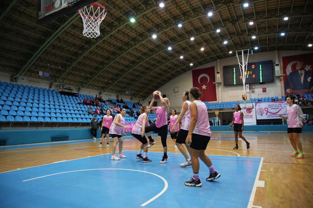 Pembe formalarla sahaya &ccedil;ıktılar: &ldquo;Spora ne kadar yakınsak, kansere o kadar uzağız" 5