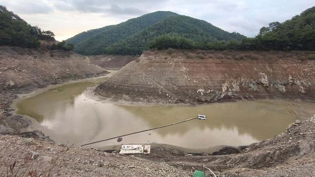İzmir’de Balçova Barajı da kurudu