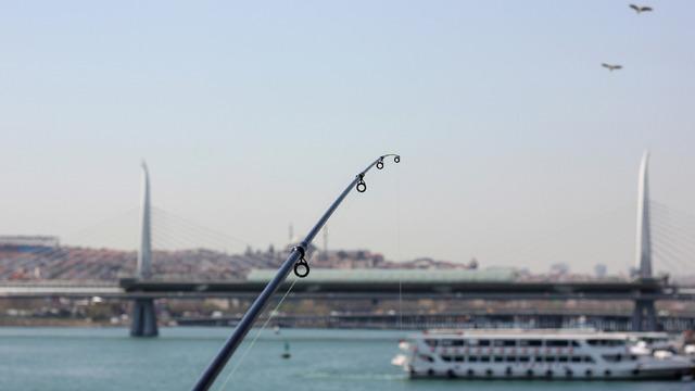 İzmir'de ürküten olay! Bir kişinin oltasına denizde insan kafatası takıldı