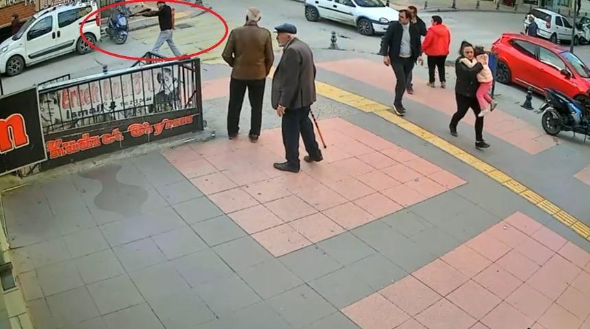 Sokak ortasında husumetlisine defalarca ateş etti