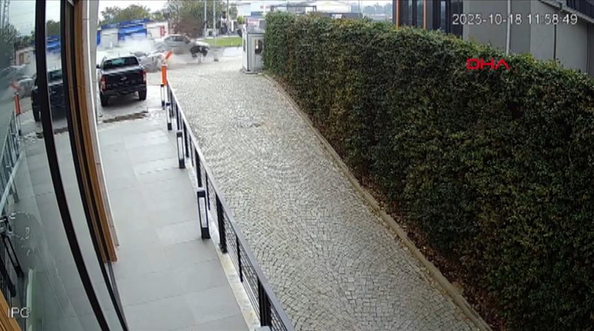 Yer: Bursa! Sürücüsü kontrolünü kaybetti, satış firmasının aracına çarptı