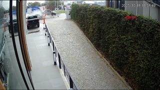 Yer: Bursa! Sürücüsü kontrolünü kaybetti, satış firmasının aracına çarptı