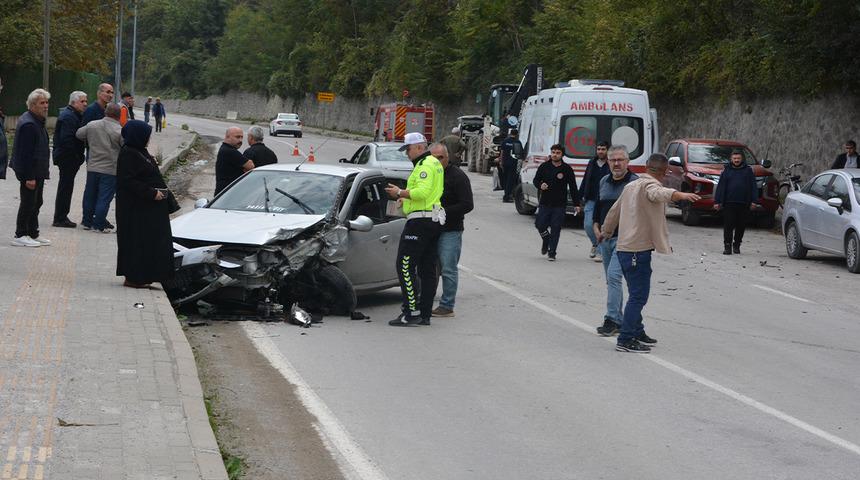 Kastamonu'da iki otomobilin çarpıştığı kazada 4 kişi yaralandı