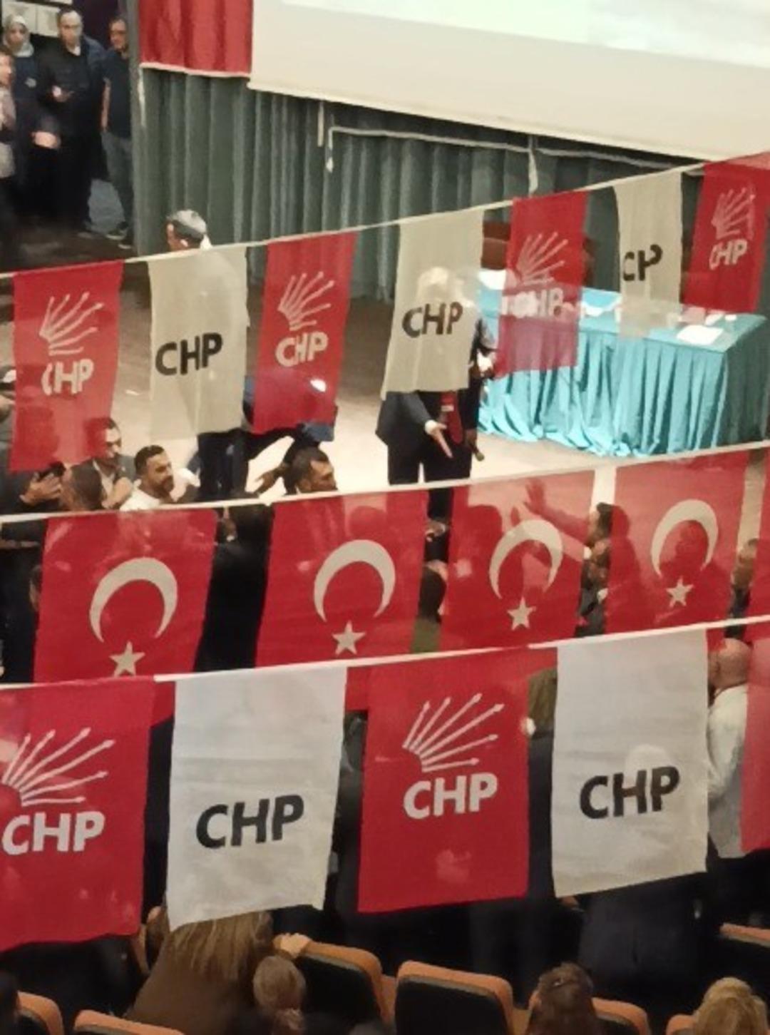Fight breaks out at CHP congress in Kahramanmaraş! Police intervene.