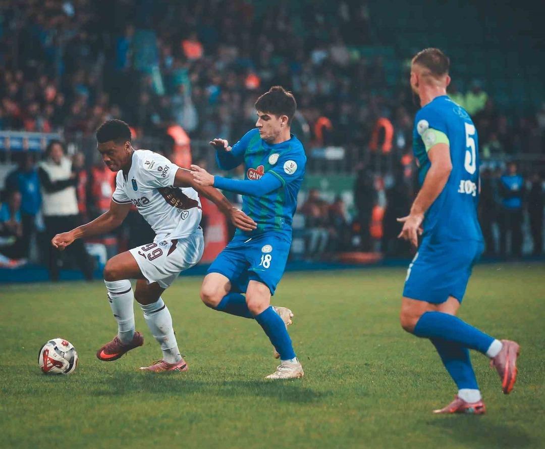 Karadeniz derbisinde Trabzonspor Çaykur Rizespor u 2-1 yenerek taraftarını mutlu etti! 3