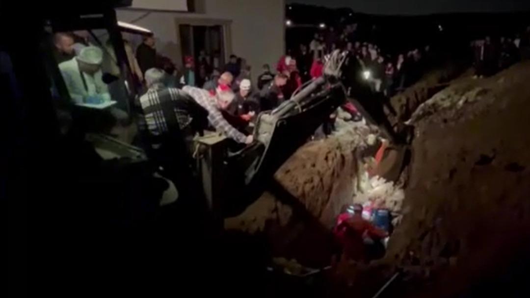 Bursa dan acı haber... Kanalizasyon çukuru kazarken göçük altında kaldılar: 2 kardeş hayatını kaybetti 5