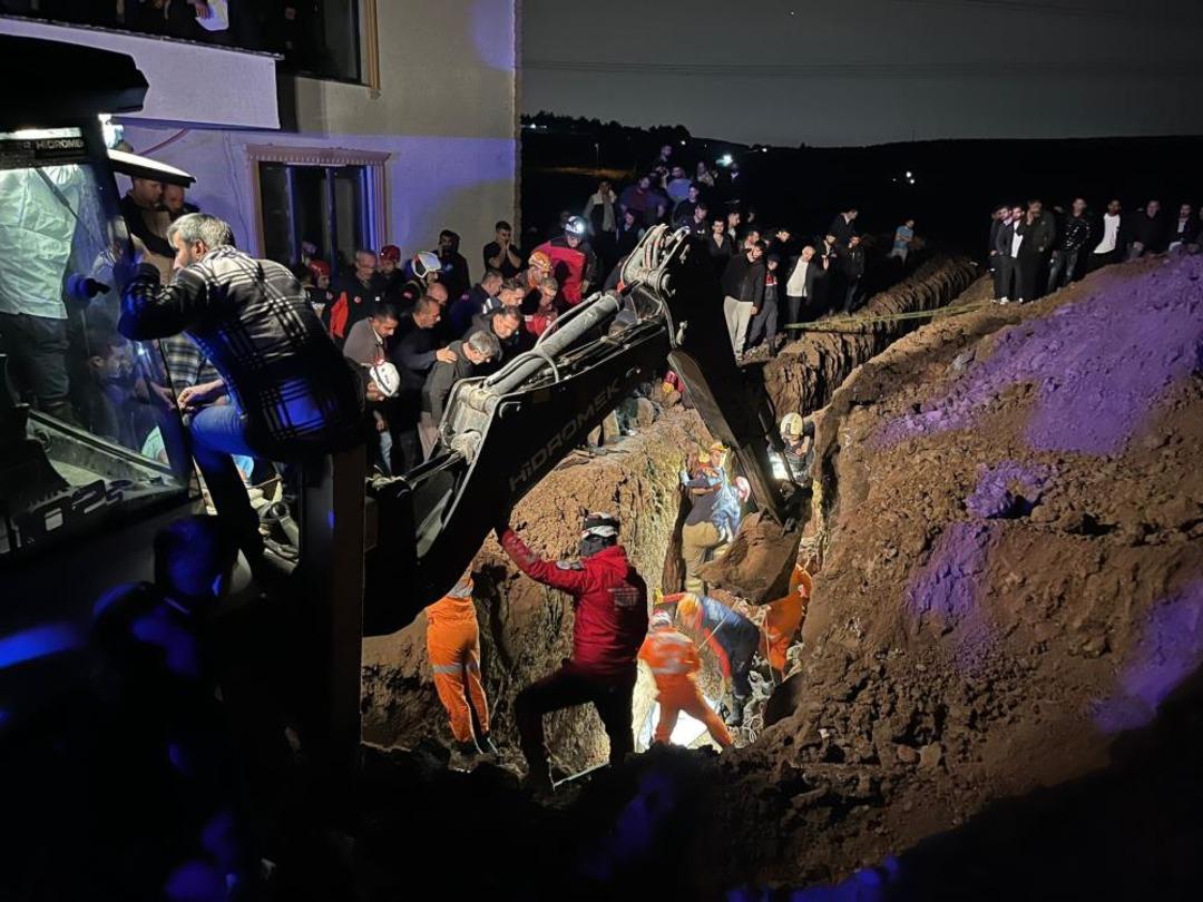 Bursa dan acı haber... Kanalizasyon çukuru kazarken göçük altında kaldılar: 2 kardeş hayatını kaybetti 1