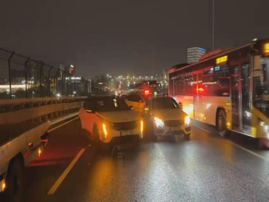 Bayrampaşa da makas attığı iddia edilen sürücü zincirleme kazaya neden oldu 1