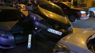 Park halindeki 2 araca çarpıp asılı kaldı: Sürücü olay yerinden kaçtı