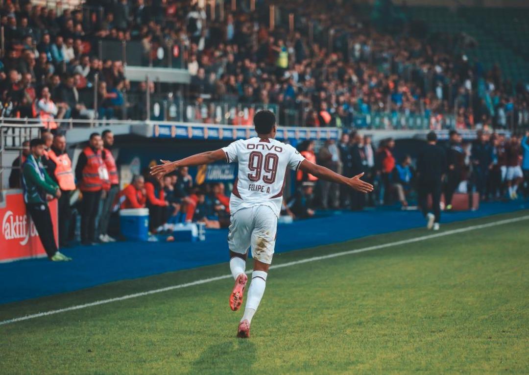 Karadeniz derbisinde Trabzonspor Çaykur Rizespor u 2-1 yenerek taraftarını mutlu etti! 1