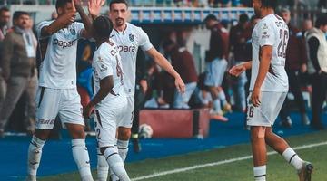 Karadeniz derbisinde Trabzonspor Çaykur Rizespor'u 2-1 yenerek taraftarını mutlu etti! 