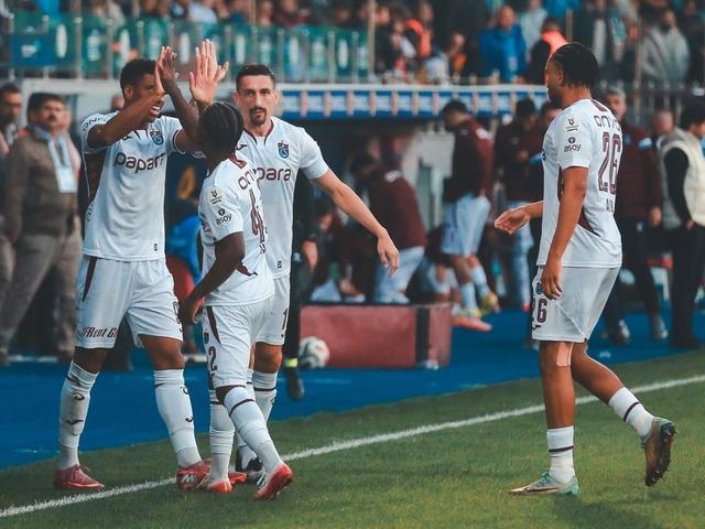 Karadeniz derbisinde Trabzonspor Çaykur Rizespor'u 2-1 yenerek taraftarını mutlu etti! 