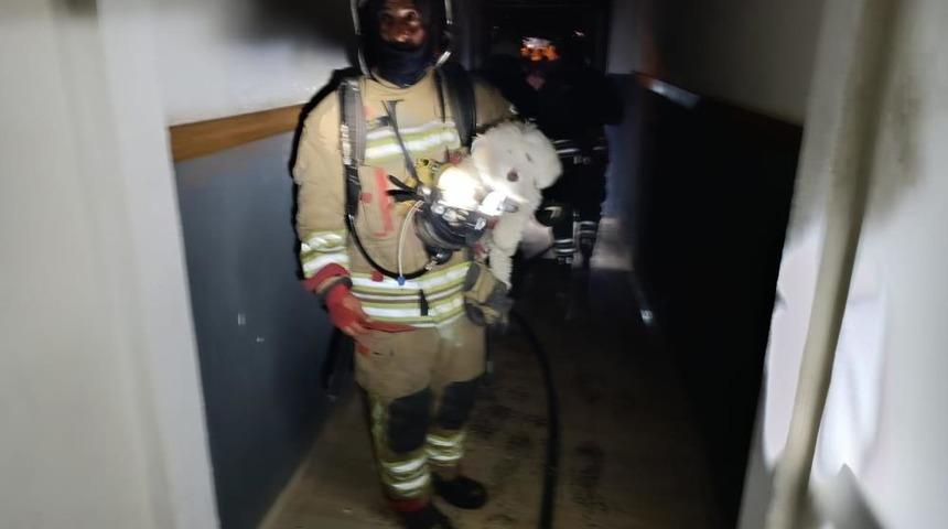 Alevlerin yükseldiği binada dumandan etkilenen vatandaşları itfaiye kurtardı