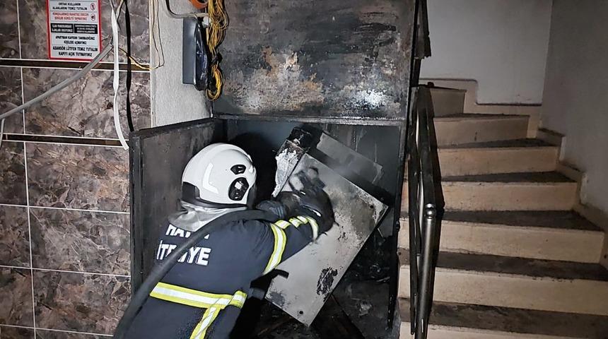 Hatay'da elektrik panosu yangınında 2 kişi dumandan etkilendi