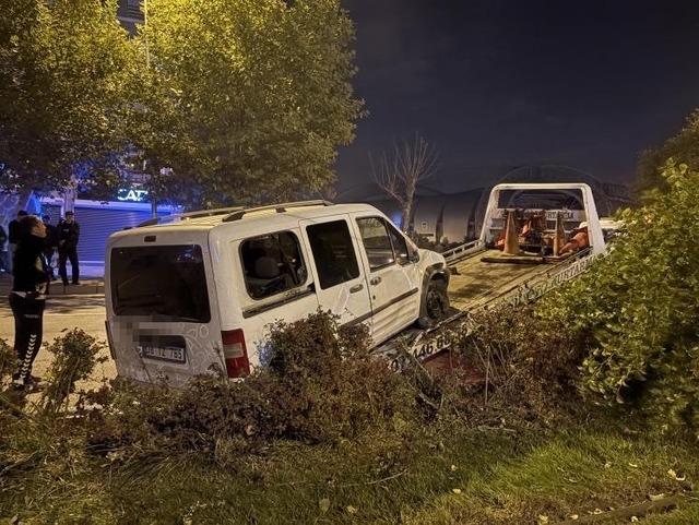 Ağacı devirip, yan yatan araçtan burunları bile kanamadan çıktılar 4