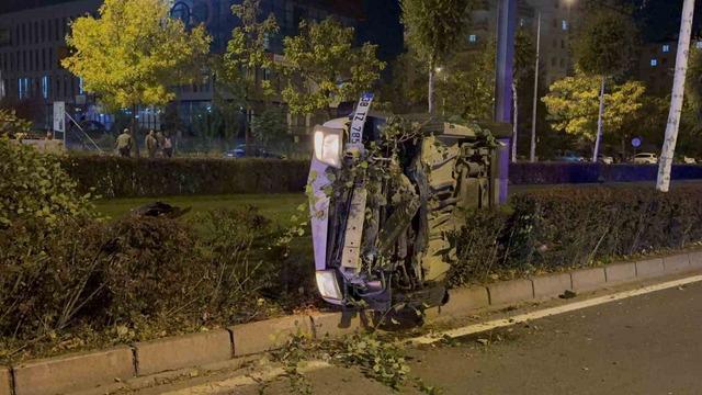 Ağacı devirip, yan yatan araçtan burunları bile kanamadan çıktılar 3