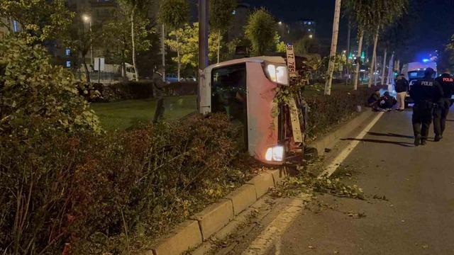 Ağacı devirip, yan yatan araçtan burunları bile kanamadan çıktılar 2